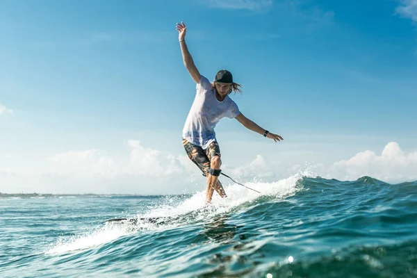 Mannelijke Surfer Paardrijden Golven Oceaan Nusa Dua Beach Bali Indonesië — Stockfoto