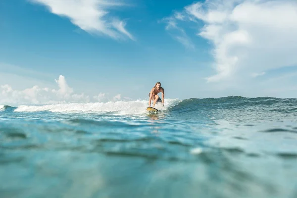 Distant View Shirtless Male Athlete Riding Surfing Board Ocean Nusa — Stock Photo, Image