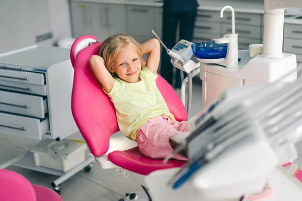 Lächelndes Kind Blickt Die Kamera Während Stuhl Der Zahnarztpraxis Sitzt — Stockfoto