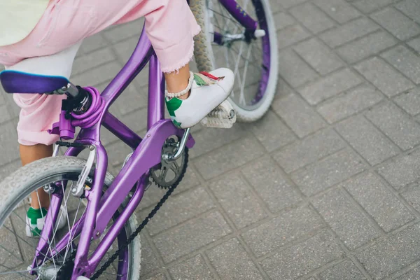 Recortado Tiro Niño Montar Bicicleta Calle Ciudad — Foto de Stock
