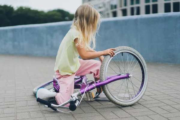 Боковой Вид Маленького Ребенка Упавшего Велосипеда Дороге Улице — стоковое фото