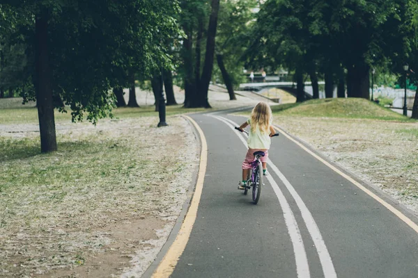 Vista Posteriore Del Bambino Biondo Bicicletta Strada Nel Parco — Foto Stock