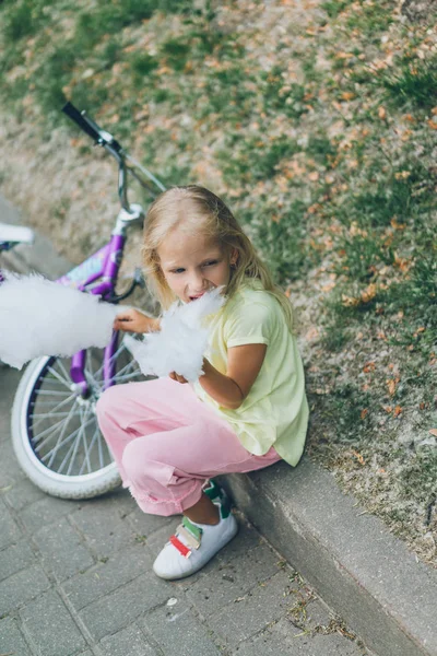 Adorable Kid Bicycle Eating Cotton Candy Park — Free Stock Photo