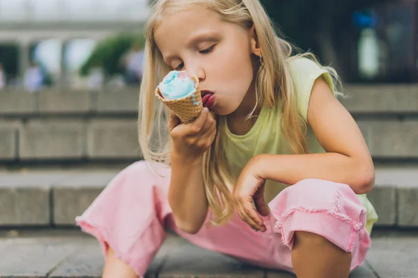Selective Focus Cute Child Ice Cream Sitting City Steps Alone — Stock Photo, Image