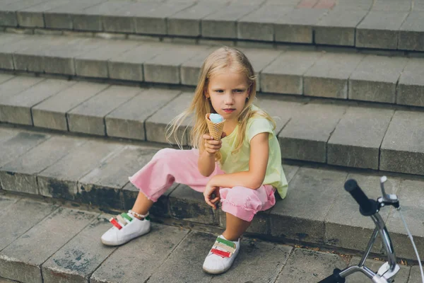 Niedliches Kind Mit Eis Sitzt Allein Auf Der Treppe Der — Stockfoto