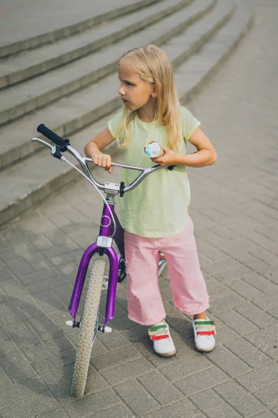 Adorable Little Kid Ice Cream Bicycle Standing City Street — Free Stock Photo