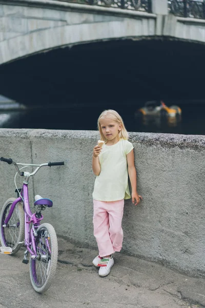 Bambino Piccolo Con Gelato Piedi Vicino Alla Bicicletta Sulla Strada — Foto Stock