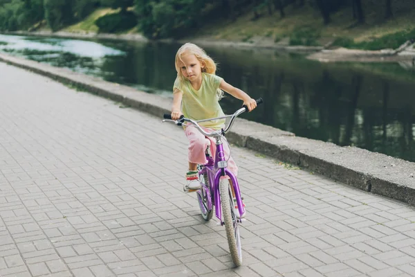 Infancia Fotos De Stock Sin Royalties Gratis