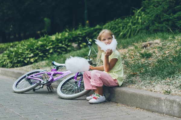 Adorabile Bambino Con Bicicletta Mangiare Zucchero Filato Nel Parco Fotografia Stock