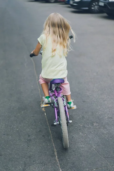 Înapoi Vedere Copil Drăguț Echitatie Biciclete Stradă fotografii de stoc fără drepturi de autor