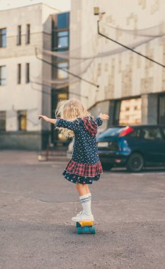 küçük çocuk kaykay kentsel Street üzerinde sürme dikiz