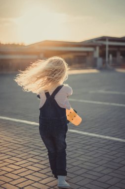 Dikiz kaykay otopark ile çalışan küçük çocuk 