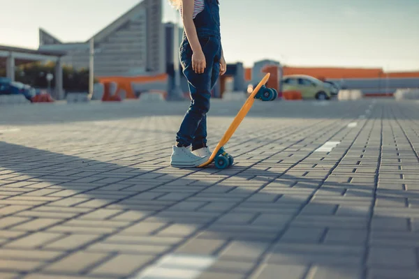 Περικομμένη Εικόνα Μικρό Παιδί Στέκεται Skateboard Στο Πάρκινγκ — Δωρεάν Φωτογραφία