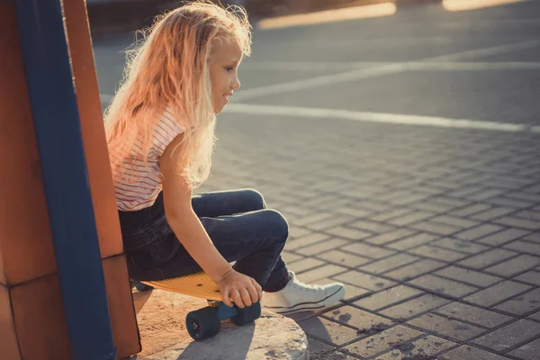 Selektivt Fokus Smilende Lite Barn Som Sitter Penny Tavlen Parkeringsplassen – royaltyfritt gratis stockfoto