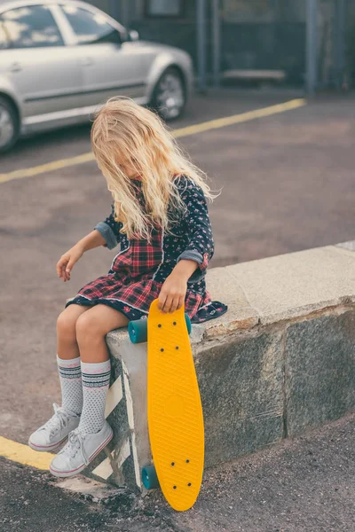 Adorable Enfant Tenant Skateboard Assis Rue Urbaine Photos De Stock Libres De Droits