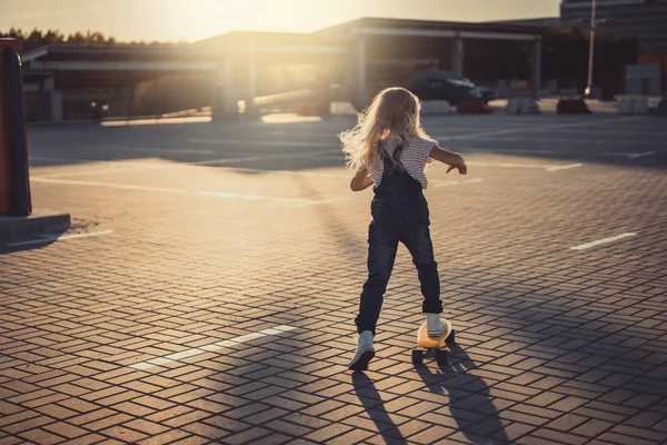 Vedere Din Spate Copilului Mic Echitatie Skateboard Parcare Apus Soare Imagine de stoc
