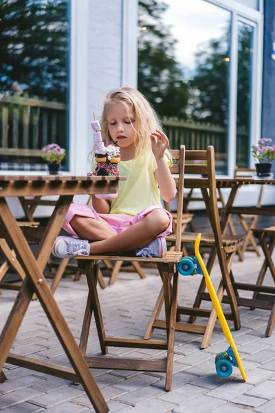 Selective Focus Focused Little Child Closed Eyes Sitting Table Dessert — Free Stock Photo