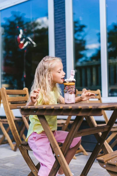 Szelektív Összpontosít Kis Gyermek Étkezési Finom Desszert Kávézó Asztal Csukott — Stock Fotó