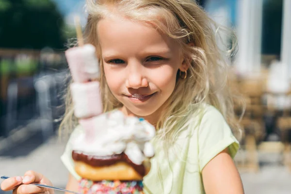 Portrait Rapproché Adorable Petit Enfant Mangeant Dessert Savoureux Regardant Caméra Images De Stock Libres De Droits