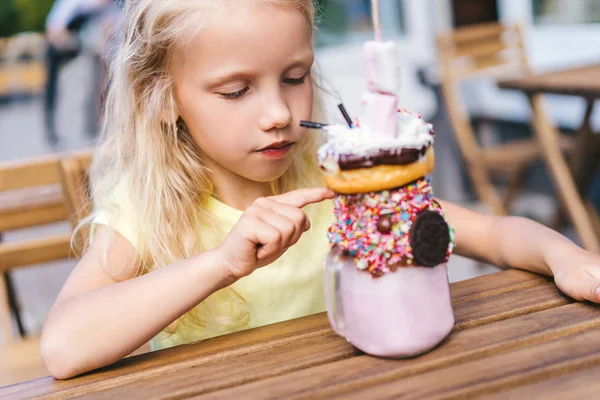 Foco Selectivo Adorable Niño Apuntando Con Dedo Mesa Postres Cafetería Fotos De Stock