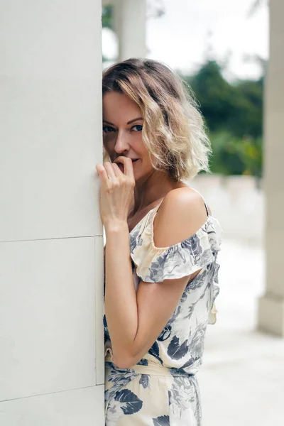 Porträt einer attraktiven blonden Frau im Kleid, die auf der Villa-Terrasse steht — Stockfoto