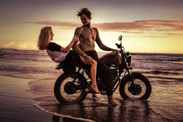 Casal se divertindo na motocicleta na praia do oceano — Fotografia de Stock