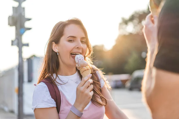 Selektiver Fokus einer lächelnden Frau, die Eis isst — Stockfoto