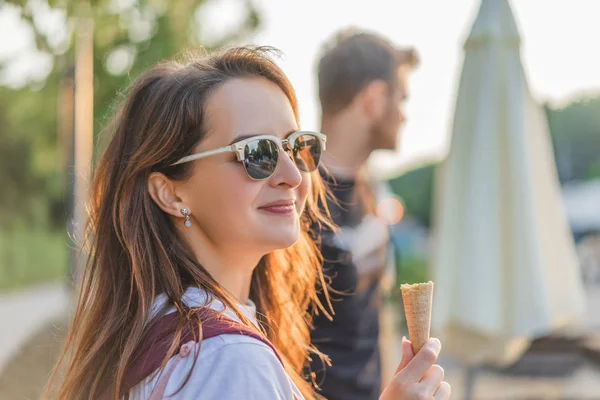 Primer plano retrato de mujer joven en gafas de sol con helado - foto de stock