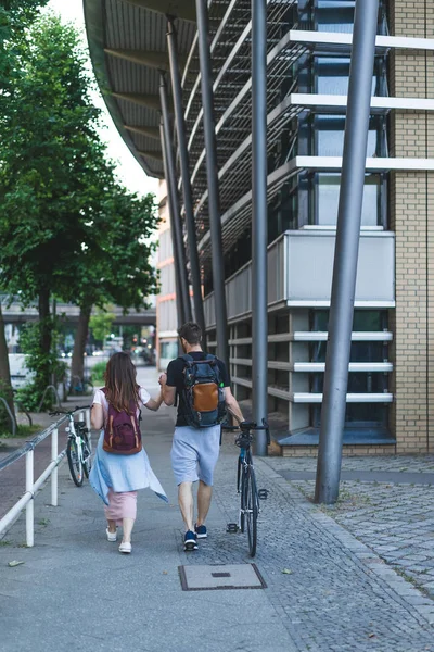 Vue arrière de quelques touristes marchant dans la rue à Berlin, Allemagne — Photo de stock
