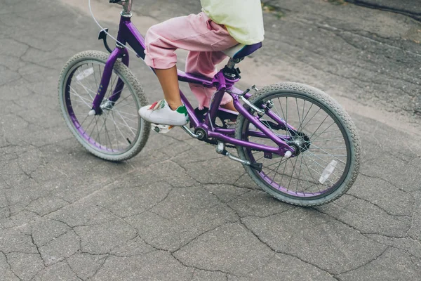 Plan recadré de vélo d'équitation enfant sur la rue de la ville — Photo de stock