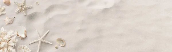 ビーチ 海をテーマにしたバナーや美しい貝殻 サンゴ 純白の砂の上のヒトデとヘッダー 夏のコンセプト — ストック写真