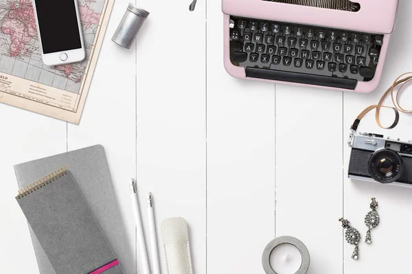 Φωτεινό Θηλυκό Desktop Χώρο Εργασίας Φόντο Ροζ Γραφομηχανή Σημειωματάρια Smartphone — Φωτογραφία Αρχείου