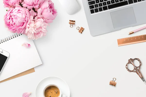 Vrouwelijke Werkruimte Met Laptop Smartphone Kantoorbenodigdheden Een Bos Pioenen Koffie — Stockfoto