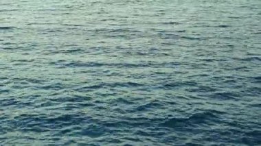 Su yüzeyi biraz dalgalı deniz