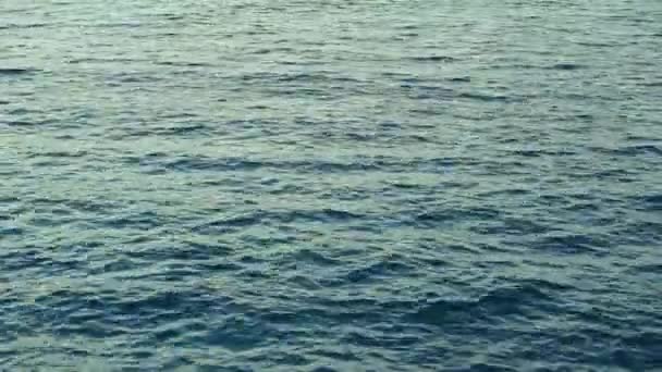 Surface de l'eau de la mer légèrement ondulée 