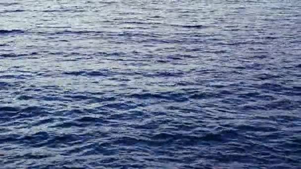 Surface de l'eau de la mer bleue légèrement ondulée 