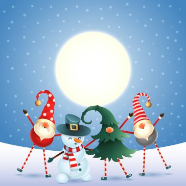 İskandinav gnomes ve kardan adam kutlama yeni yıl önünde büyülü moon - karlı arka plan mavi