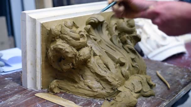 Sculptor Create Clay Model Corinthian Capitel Scrolls Unfurled Acanthus Leaves — Stock Video