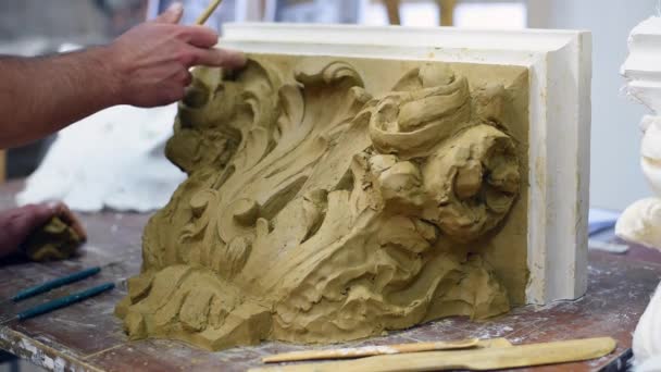 Scultore Creare Modello Argilla Capitello Corinzio Con Pergamene Foglie Acanto — Video Stock