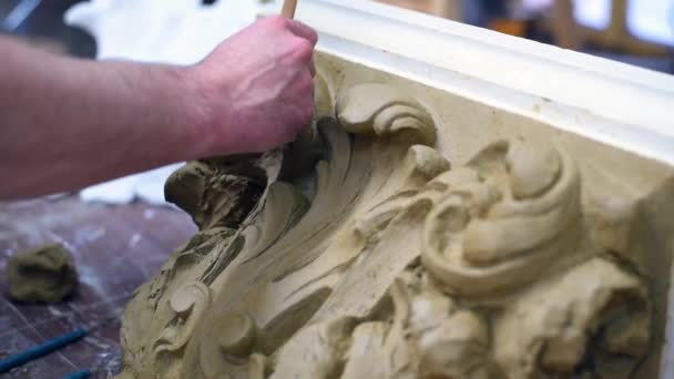 Sculptor Create Clay Model Corinthian Capitel Scrolls Unfurled Acanthus Leaves — Stock Video