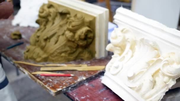 Sculptor Create Clay Model Corinthian Capitel Scrolls Unfurled Acanthus Leaves — Stock Video