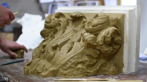 Sculpteur Créer Modèle Argile Une Chapelle Corinthienne Avec Des Rouleaux — Video