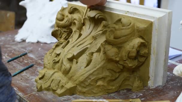 Sculpteur Créer Modèle Argile Une Chapelle Corinthienne Avec Des Rouleaux — Video