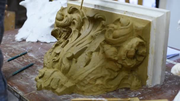 Scultore Creare Modello Argilla Capitello Corinzio Con Pergamene Foglie Acanto — Video Stock