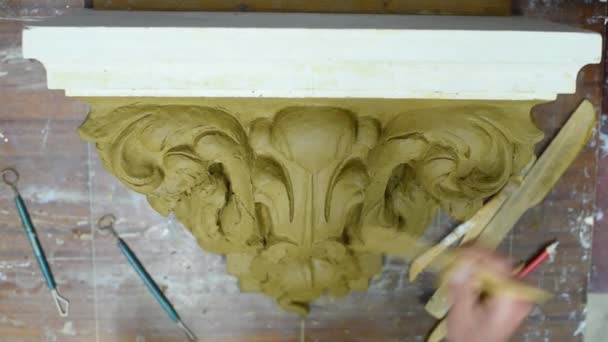 Sculptor Create Clay Model Corinthian Capitel Scrolls Unfurled Acanthus Leaves — Stock Video