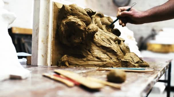彫刻家は修復作業場にスクロールとUnfurledアカントスの葉とコリントの首都の粘土モデルを作成します — ストック動画
