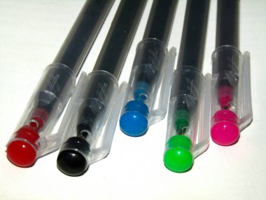 beyaz zemin üzerine kalem 