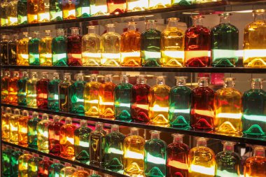 Rombik bir kafes içinde dekoratif taşlar.. 