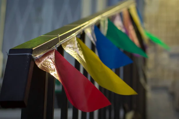 Ön kapıdaki merdivenlerin korkuluklarında renkli bayraklar. Yeni bir enstitü açıyorum. Kutlama.