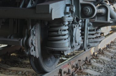 Tren çarkları kapanıyor.